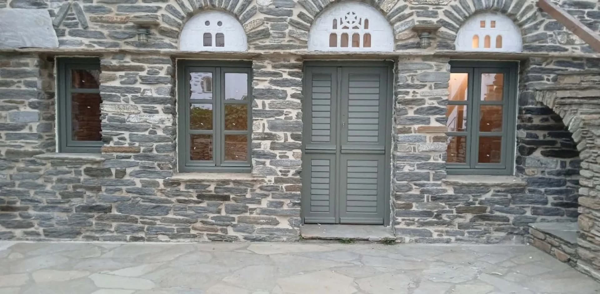 Αντικατάσταση Παραθύρων και Πόρτας της Λέσχης